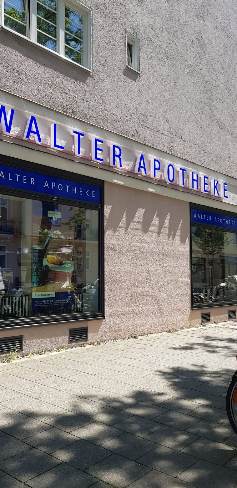 Fertig montierte Leuchtreklame an einer Apotheke