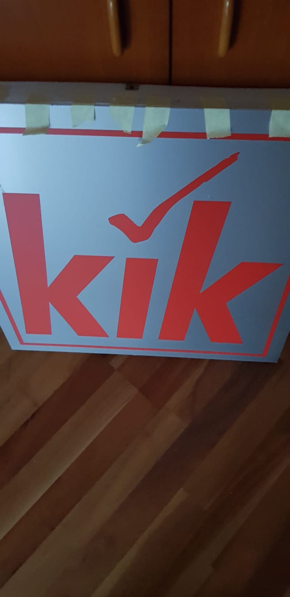 Professionell foliertes Schaufensterschild