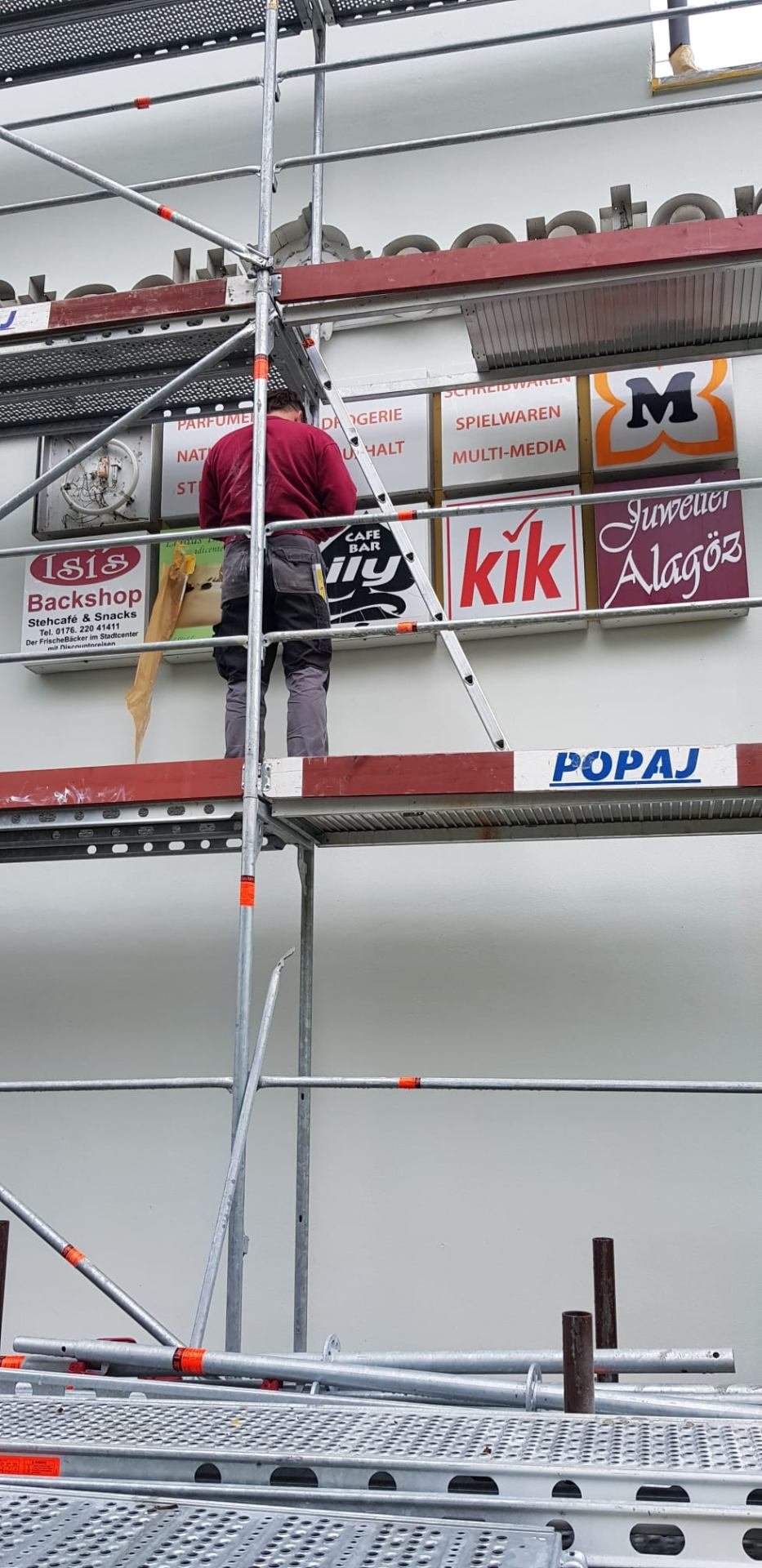 Montage von Werbeschildern und Folien