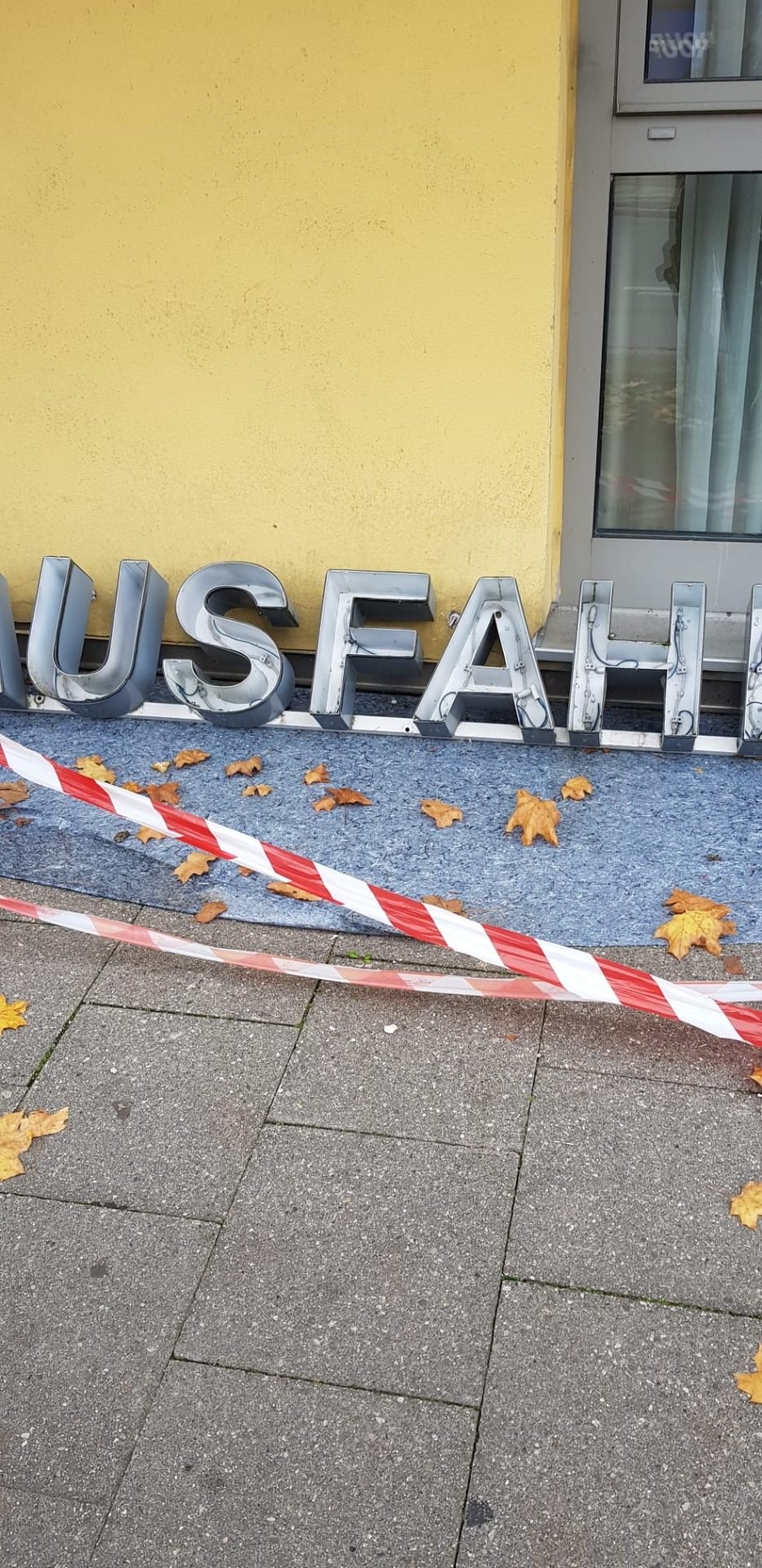 Wartung und Reinigung einer Leuchtreklame vor Ort