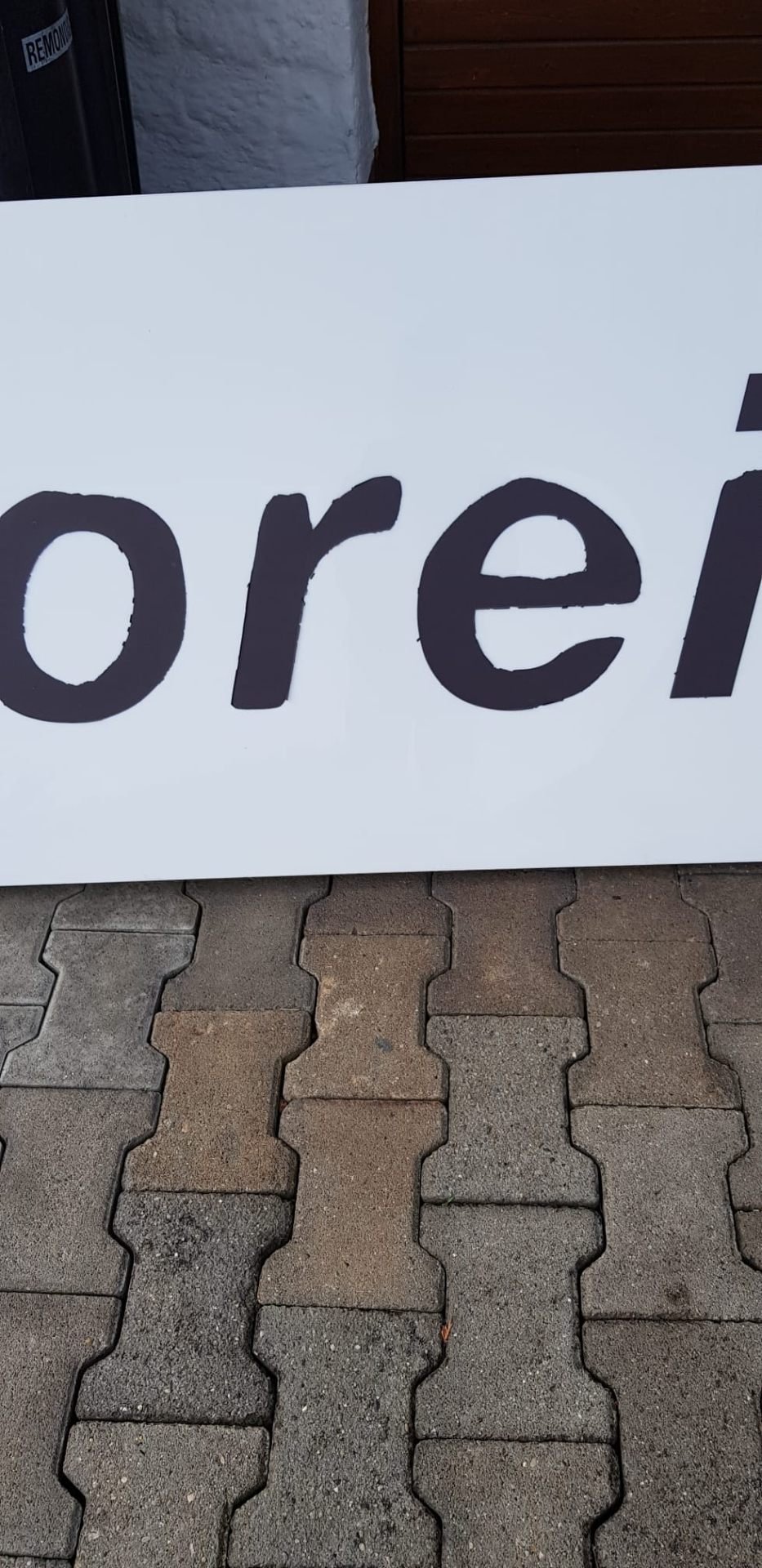 Anfertigung von Werbeschildern in der Werkstatt